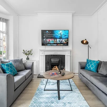 Apartment Beautiful 3 Bedroom House - Parking - Garden - Rated *