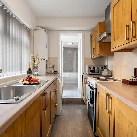 Beautiful 3 Bedroom House - Parking - Garden - Rated *