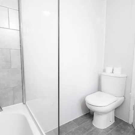 Apartment Beautiful 3 Bedroom House - Parking - Garden - Rated *