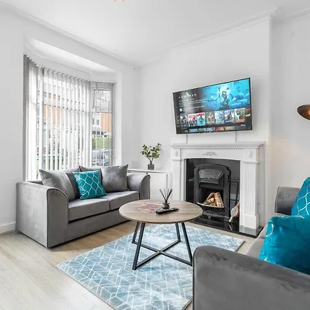 Beautiful 3 Bedroom House - Parking - Garden - Rated *