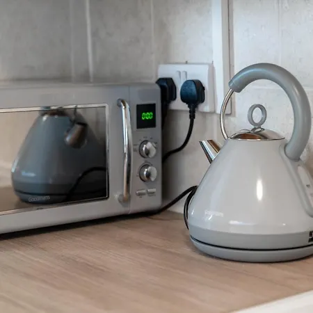 Beautiful 3 Bedroom House - Parking - Garden - Rated Apartment Birmingham