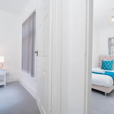 Beautiful 3 Bedroom House - Parking - Garden - Rated * Birmingham