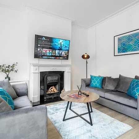 Beautiful 3 Bedroom House - Parking - Garden - Rated